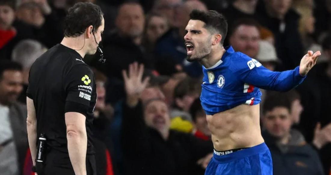 开云体育-本赛季切尔西被红牌罚下9人，差2人就可以组成一套首发阵容